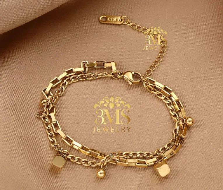 "18K gold chain bracelet with charms in titanium steel with gold vermeil - front side details"
