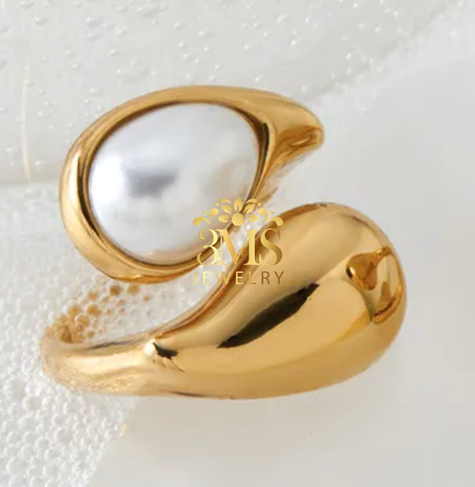 "18K gold ring with pearl oval shape in titanium steel with gold vermeil - zoom detail"