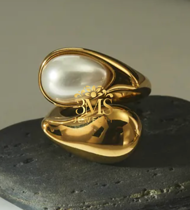 "18K gold ring with pearl oval shape in titanium steel with gold vermeil - front view"