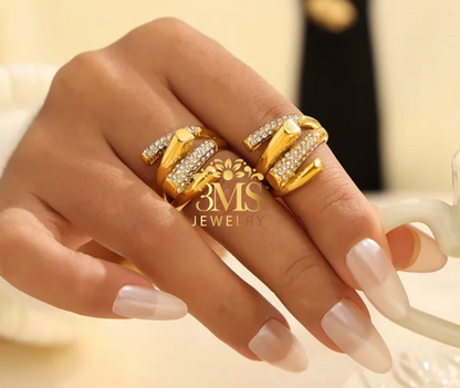 "18K gold with rhinestones ring in titanium steel with gold vermeil—on a hand full view"