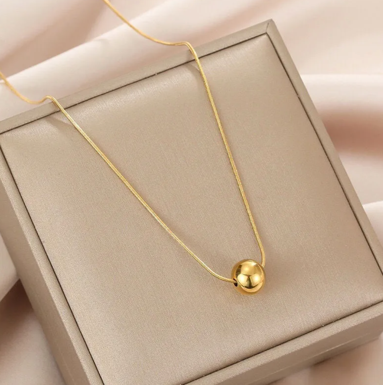 "18K gold big bead pendant necklace in titanium steel with gold vermeil—side view"