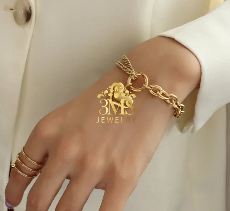 "18K gold chain bracelet with a heart charm in titanium steel with gold vermeil—wrist-wearing details"