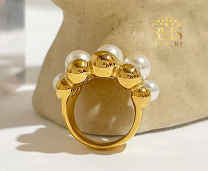 "18K gold statement ring with 6mm and 8mm pearls in titanium steel with gold vermeil - side details"