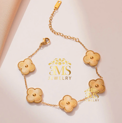 "18K gold leaf clover bracelet in titanium steel with gold vermeil—front details"