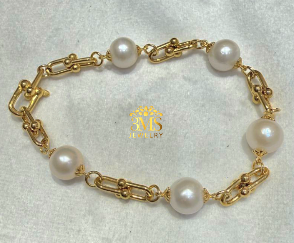 "18K gold pearl link bracelet with 5 pieces of 10 mm white perfect round Edison freshwater pearls in stainless steel with gold vermeil - front details"