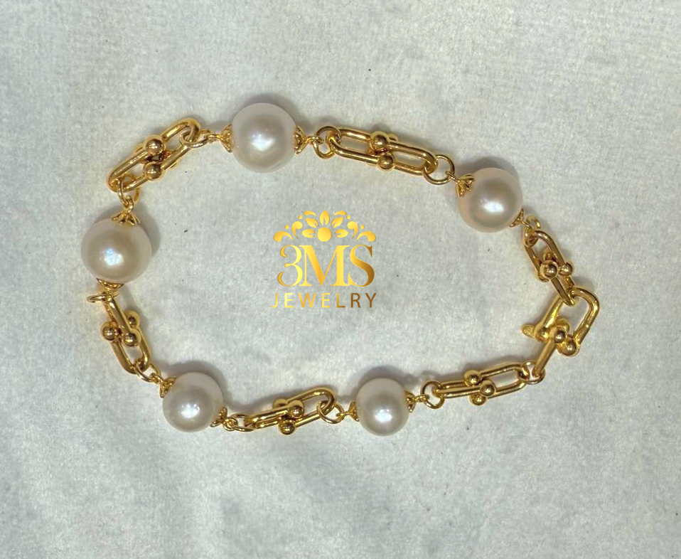 "18K gold link bracelet  with 5 pieces of 10 mm white perfect round Edison freshwater pearls in stainless steel with gold vermeil - side view"