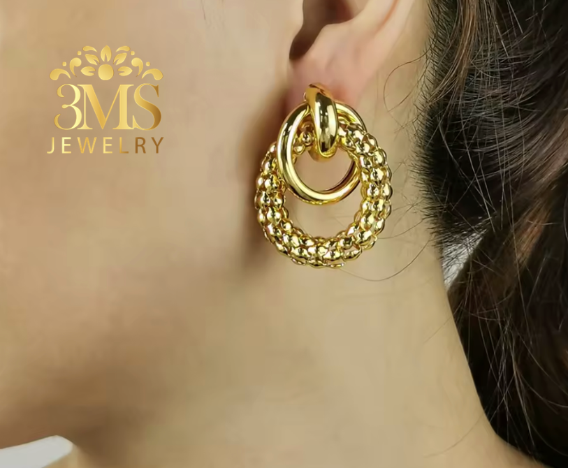 "18K gold hoop earring in titanium steel with gold vermeil—wearing front details"